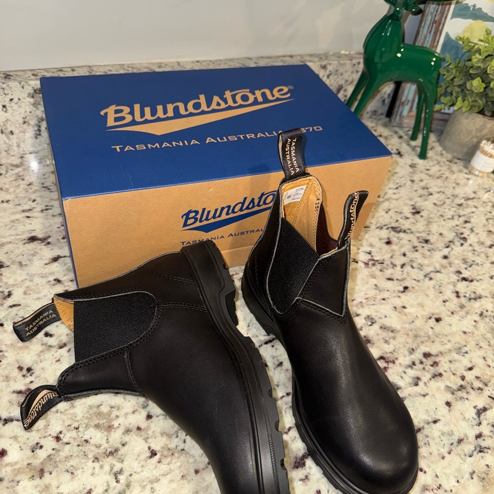 BRAND NEW Women’s Blundstone Boots